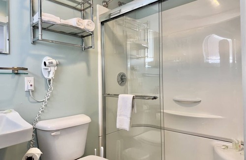 Hulls Cove Bed & Breakfast | Gallagher`s Travels Room 14 (Two Queen Beds)