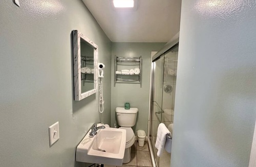 Hulls Cove Bed & Breakfast | Gallagher`s Travels Room 9 (Two Queen Beds)