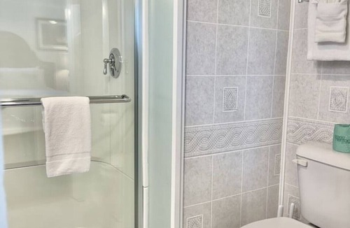 Hulls Cove Bed & Breakfast | Gallagher`s Travels Room 6 (Double Queen Beds)