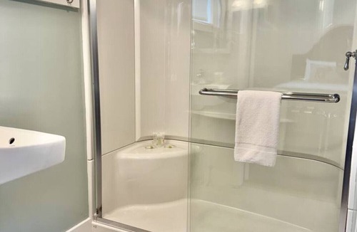 Hulls Cove Bed & Breakfast | Gallagher`s Travels Room 6 (Double Queen Beds)