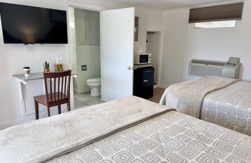 Hulls Cove Bed & Breakfast | Gallagher`s Travels Room 3 (Double Queen Bed)