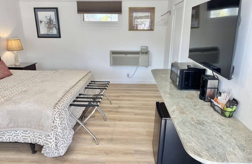 Hulls Cove Hotel | Gallagher`s Travels Room 2 (King Bed)