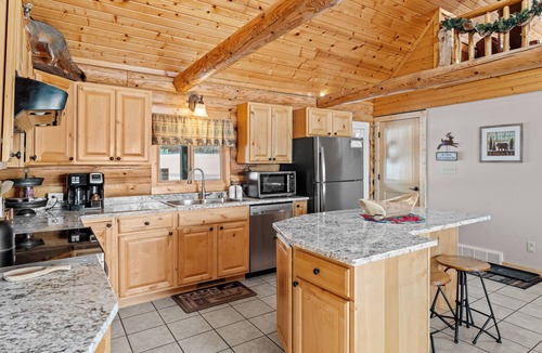 Lyndon Station Cabin | Game Room Log Cabin Near Dells Hot Tub
