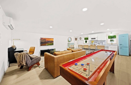 Cherokee Triangle House | Gatsby-inspired mansion w/game lounge & hot tub!