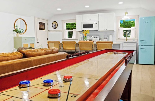 Cherokee Triangle House | Gatsby-inspired mansion w/game lounge & hot tub!