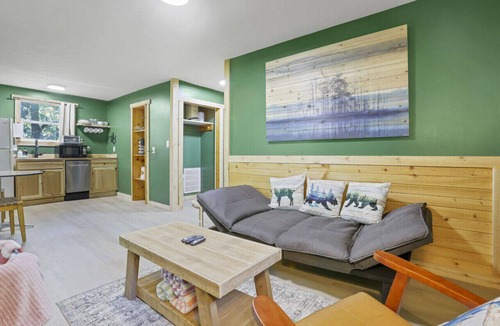 Lancaster Cabin | Gentle Breeze: The Evergreen: Romantic Secluded Getaway