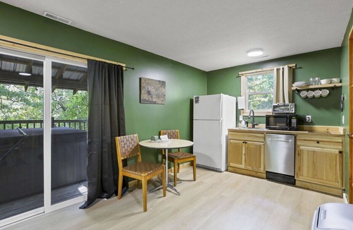 Lancaster Cabin | Gentle Breeze: The Evergreen: Romantic Secluded Getaway