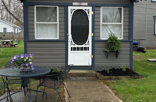 Geneva-on-the-Lake Cottage | Gia Cottage Vintage GOTL. Full kitchen! Pool access! Off the Strip! WiFi