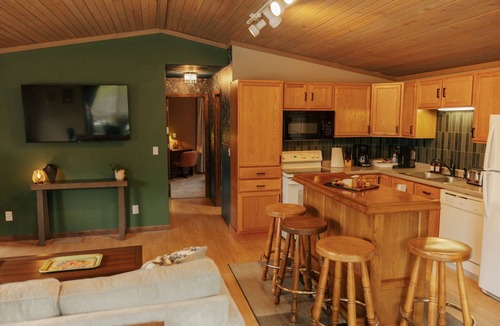 Wisconsin Dells House | Gillette Supper Club + Hot tub+ Off-Season Pricing!