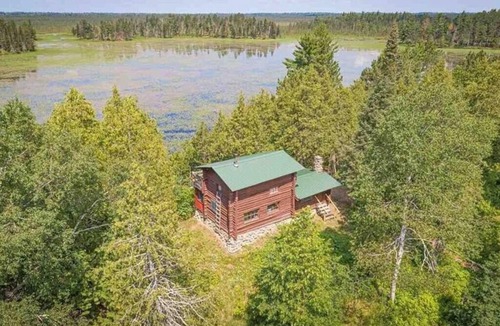 Isabella House | Glacial Esker Bunkhouse - Spacious Lakeside Rustic Lodge