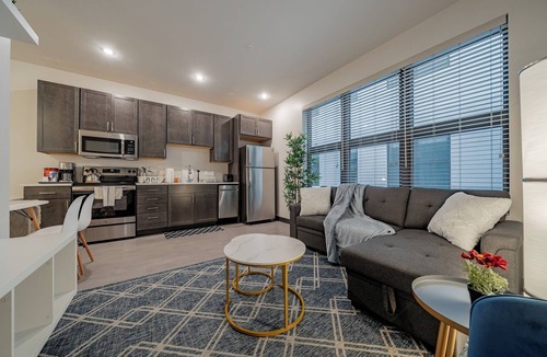 Westown Apartment | Glamorous 1BR Suite Fast WI-FI Fiser Forumn