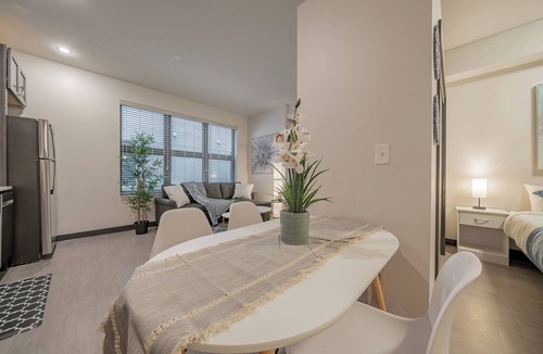 Westown Apartment | Glamorous 1BR Suite Fast WI-FI Fiser Forumn