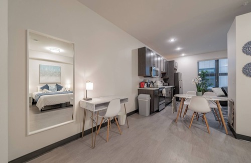 Westown Apartment | Glamorous 1BR Suite Fast WI-FI Fiser Forumn