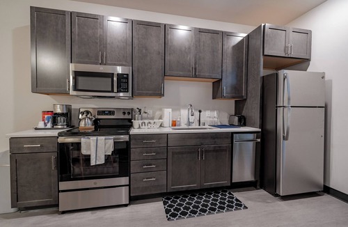 Westown Apartment | Glamorous 1BR Suite Fast WI-FI Fiser Forumn