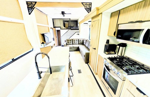 Will County House | "Glamping" 7-bedroom luxury trailer compound in Crete IL with pool & hot tub!