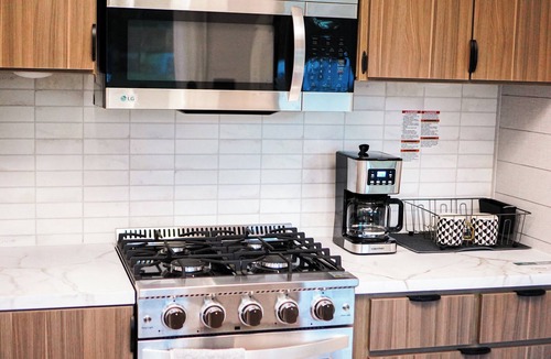 Will County House | "Glamping" 7-bedroom luxury trailer compound in Crete IL with pool & hot tub!