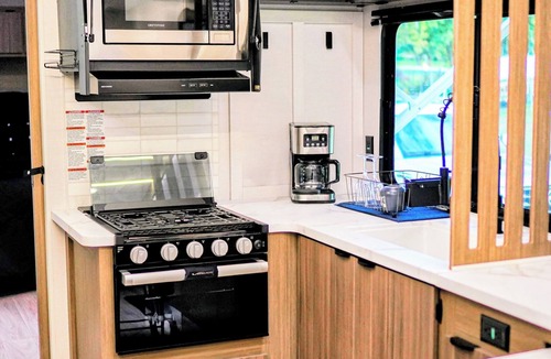Will County House | "Glamping" 7-bedroom luxury trailer compound in Crete IL with pool & hot tub!