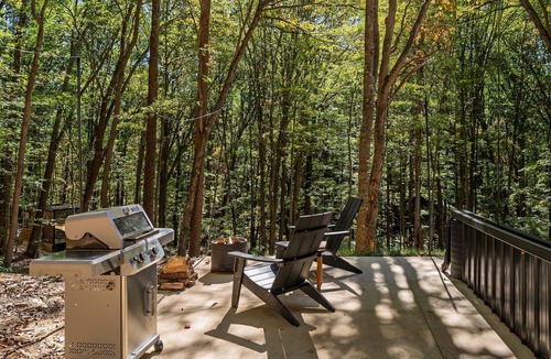 Laurelville House | Glass Studio · Private Hot Tub · Nature Views