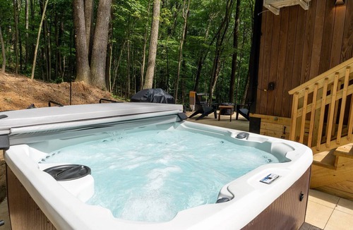 Laurelville House | Glass Studio · Private Hot Tub · Nature Views