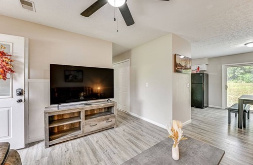Elizabethtown House | Glendale Sportsman Lake House
