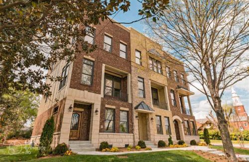Nashville House | GLITZ & GUITARS I Stylish 3BR with Rooftop Hot Tub in East Nashville