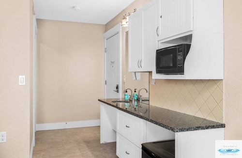 Traverse City Hotel | 🏖️ Gold Coast Inn | Breathtaking Lake Views Corner Rm 108