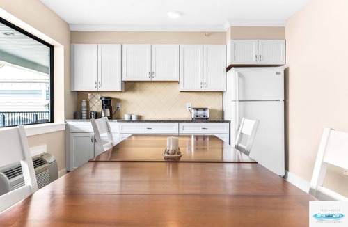 Traverse City Hotel | 🏖️ Gold Coast Inn | Breathtaking Lake Views Corner Rm 108