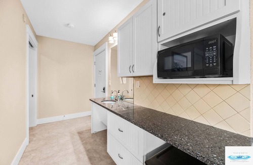 Traverse City Hotel | 🏖️ Gold Coast Inn | Breathtaking Lake Views Corner Rm 308
