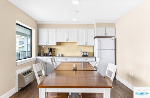 Traverse City Hotel | 🏖️ Gold Coast Inn | Breathtaking Lake Views Corner Rm 308