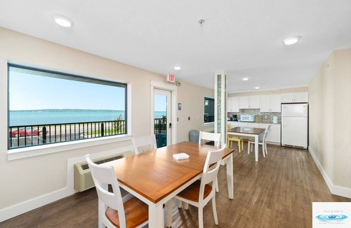 Traverse City Hotel | 🏖️ Gold Coast Inn | Breathtaking Sunsets w/Lake View ➠ 206