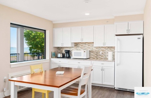 Traverse City Hotel | 🏖️ Gold Coast Inn | Breathtaking Sunsets w/Lake View ➠ 207