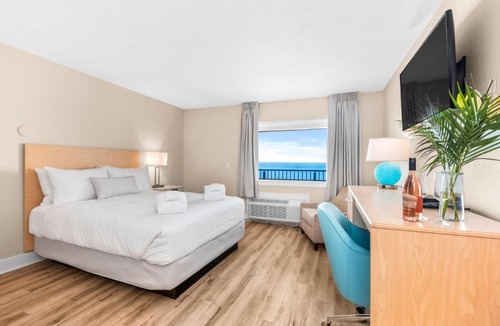 Traverse City Hotel | Gold Coast Inn Breathtaking Sunsets Standard Lake View Room 307