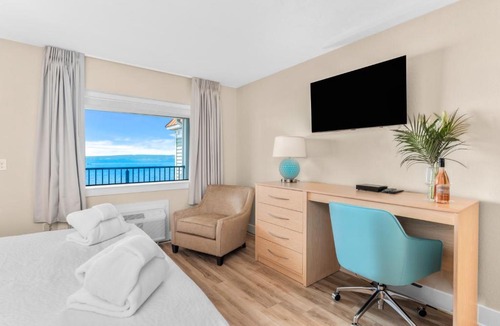 Traverse City Hotel | Gold Coast Inn ⁀➷ Breathtaking Sunsets ➠ Standard Lake View Room ➠ 202