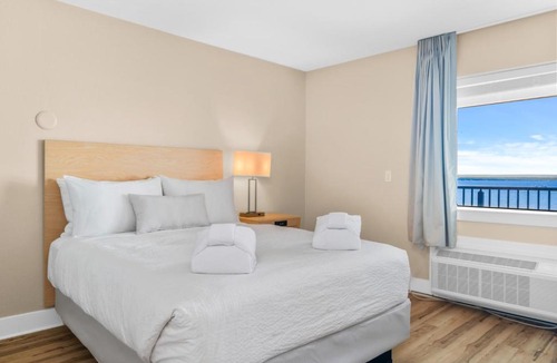 Traverse City Hotel | Gold Coast Inn ⁀➷ Breathtaking Sunsets ➠ Standard Lake View Room ➠ 202