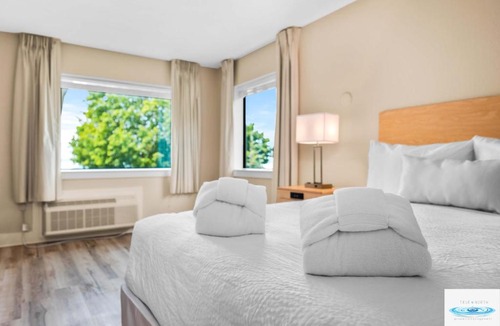 Traverse City Hotel | Gold Coast Inn ⁀➷ Breathtaking Sunsets ➠ Corner Lake View Room ➠ 308