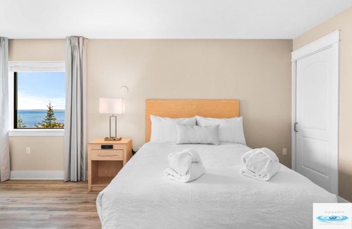 Traverse City Hotel | Gold Coast Inn ⁀➷ Breathtaking Sunsets ➠ Corner Lake View Room ➠ 308