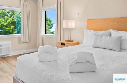 Traverse City Hotel | Gold Coast Inn ⁀➷ Breathtaking Sunsets ➠ Corner Lake View Room ➠ 308