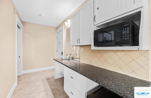Traverse City Hotel | Gold Coast Inn ⁀➷ Breathtaking Sunsets ➠ Corner Lake View Room ➠ 308
