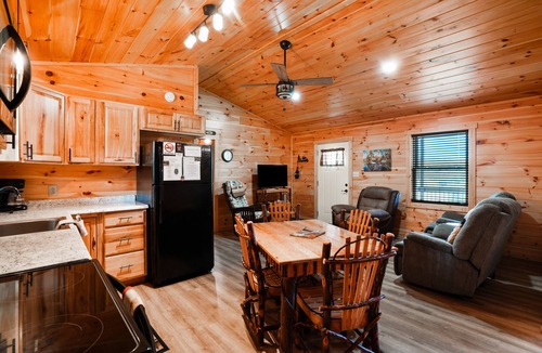 Logan Cabin | Golden Pine | Hocking Hills, Pond & Hot Tub