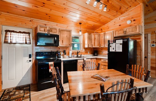 Logan Cabin | Golden Pine | Hocking Hills, Pond & Hot Tub