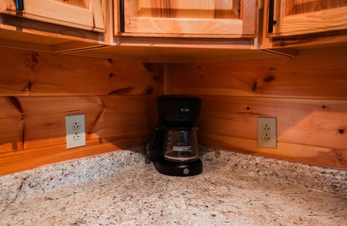 Logan Cabin | Golden Pine | Hocking Hills, Pond & Hot Tub