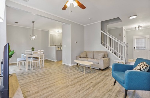 Naperville House | Golden! Sleeps 8/2.5 Bath Townhome