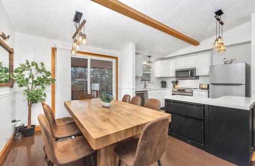 Florence House | Golden Splash, HotTub & Fire Pit, 15 Min2CVG