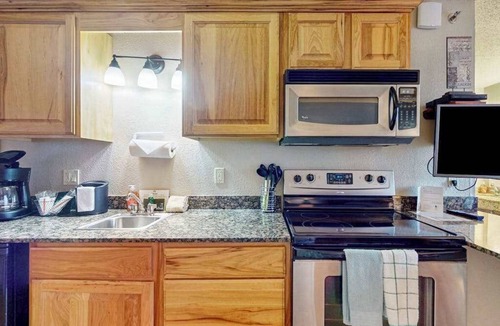 Wisconsin Dells Condo | Golf-adjacent condo with balcony & arcade