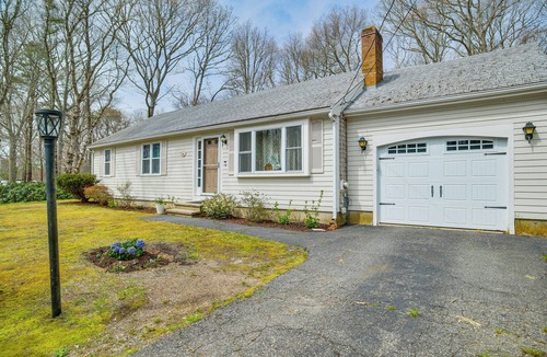 Centerville House | Golf & Unwind: Family Home 2 Mi to Covell’s Beach!