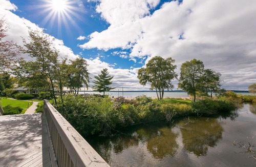 Acme Condo | ☀ Gorgeous 2 Bedroom Lake View Condo