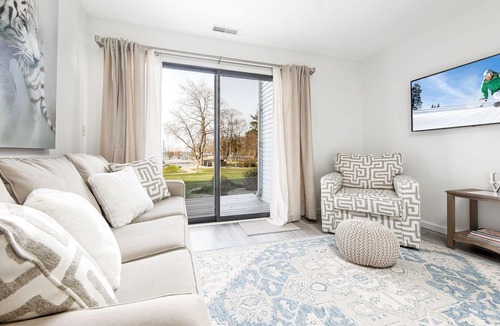 Acme Condo | ☀ Gorgeous 2 Bedroom Lake View Condo