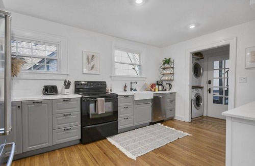 South Kansas City Apartment | Gorgeous 2nd Floor Near Rockhurst University | 60