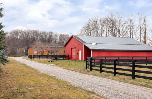Williamsburg House | 🐎 Gorgeous 3BDR Upper Duplex w/ Stables & 3 Paddocks ➠ 9246 U!