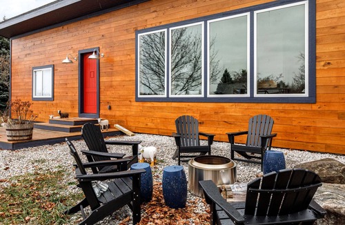 Williamsburg House | 🐎 Gorgeous 3BDR Upper Duplex w/ Stables & 3 Paddocks ➠ 9246 U!